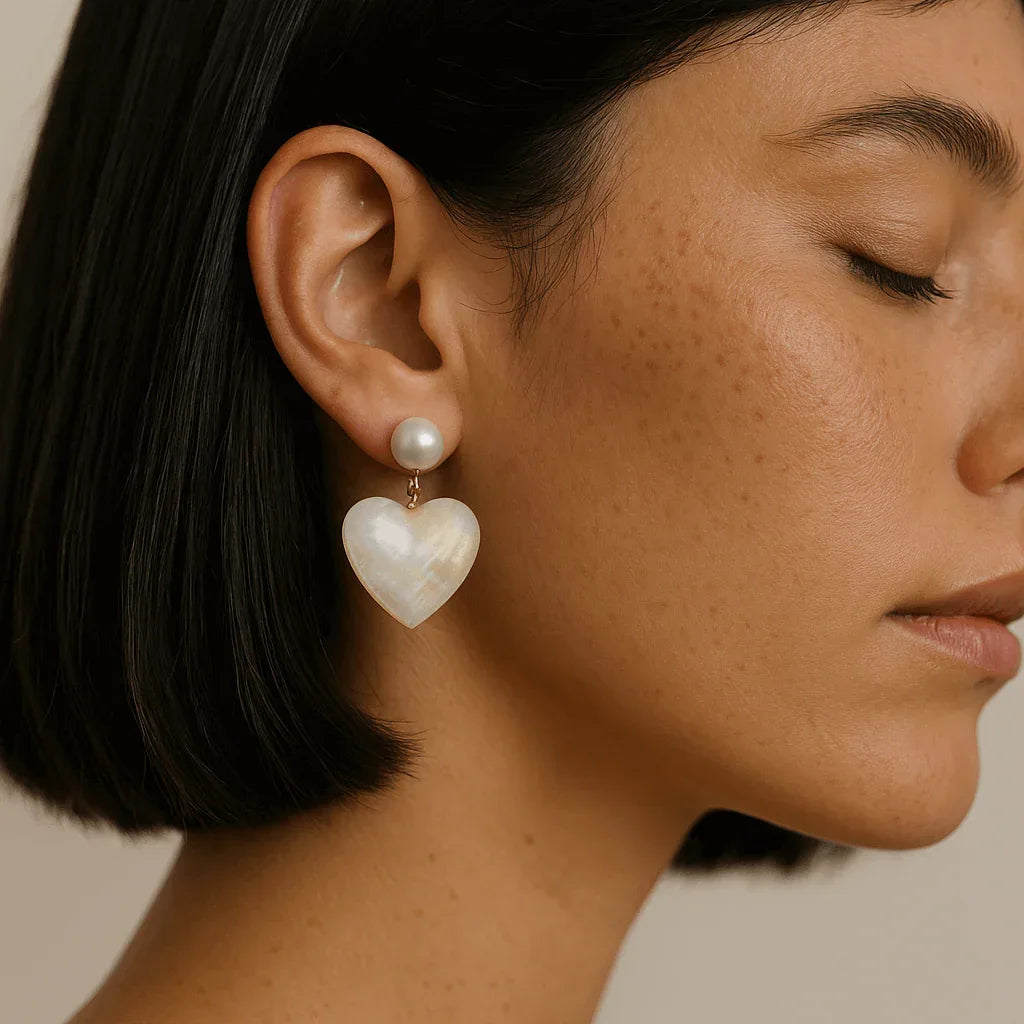 Boucles cœur Judith portées, cœurs en nacre et perles de culture baroques, bijou romantique et lumineux, idée cadeau femme – KoolKado